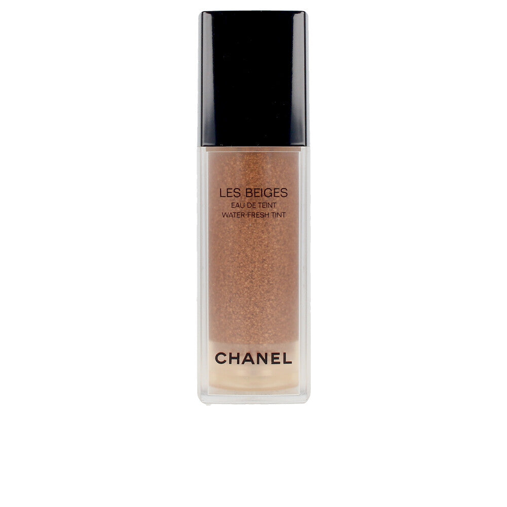 Chanel LES BEIGES Eau de Teint – Lichte, hydraterende foundation met microfluïde pigmenten voor een frisse, natuurlijke gloed.