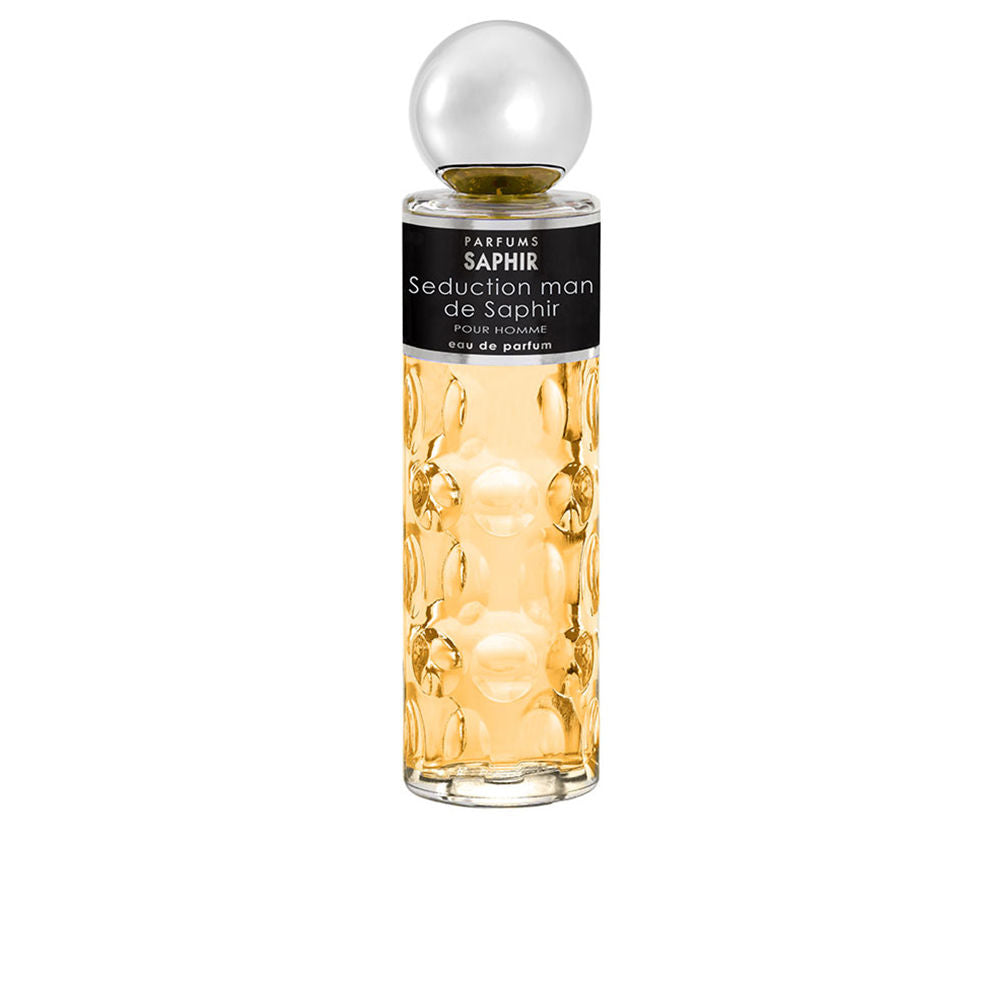 Parfums Saphir Seduction Man Eau de Parfum – een verleidelijke herengeur met frisse citrus, kruidige en leerachtige accenten.