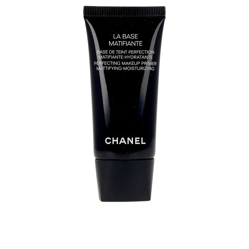 Chanel THE BASE Mattifying – Luxe matterende primer die poriën minimaliseert en make-up langer fris houdt.